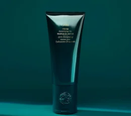 Ce revitalisant plus profond que profond traite instantanément et intensément même les chevelures les plus grossières pour réparer les dommages et démêler sans effort. Les cheveux deviennent ultra-doux, ultra-soyeux et plus lisses que jamais. Ça, c'est intense. MODE D’EMPLOI Massez, faites-vous plaisir (aussi longtemps que vous le souhaitez), rincez. Peut être utilisé quotidiennement ou plusieurs fois par semaine pour une hydratation en profondeur. Caractéristiques: Conditionne en profondeur et ajoute une humidité intense de sable Nourrit et répare les dommages causés par le traitement thermique et chimique et les effets de séchage, de dégradation et de décoloration de l'environnement Laisse les cheveux ultra-doux, brillants, lisses et lisses Démêle, fortifie et renforce Combat et prévient les frisottis Conseils d'utilisation: Masser, laisser reposer (aussi longtemps que désiré), puis rincer. Peut être utilisé quotidiennement ou plusieurs fois par semaine pour une hydratation en profondeur. INGRÉDIENTS Complexe original d’Oribe (Melon d’eau, litchi et fleurs d’édelweiss) Protège les cheveux non seulement contre le stress oxydatif, le photovieillissement et la dégradation de la kératine naturelle, mais également contre la sécheresse, les dommages et la décoloration causés par les éléments. Mélange de beurre de karité, de beurre d'illipé et d'huile d'olive Fournit une hydratation intense et adoucit la chevelure. Protéines de riz Renforcent la tige capillaire et la protègent contre les dommages oxydatifs causés par l'exposition aux rayons UV. Huile de noyau de mirabelle Procure un lustre léger et diaphane. Protéines végétales hydrolysées Hydratent et renforcent la chevelure afin de prévenir les dommages et les pointes fourchues. LISTE COMPLÈTE Aqua/Water/Eau, Cetearyl Alcohol, Behentrimonium Chloride, Cetyl Alcohol, Amodimethicone, Hydrogenated Ethylhexyl Olivate, Cetyl Esters, Isododecane, Propanediol, Phenoxyethanol, Parfum/Fragrance, Isopropyl Alcohol, Stearamine Oxide, Guar Hydroxypropyltrimonium Chloride, Ethylhexylglycerin, Polysorbate 60, Hydrogenated Olive Oil Unsaponifiables, Hydroxyethylcellulose, Butyrospermum Parkii (Shea) Butter, Panthenol, Tetrasodium EDTA, Oryza Sativa (Rice) Bran Extract, C11-15 Alketh-7, Caprylyl Glycol, Laureth-9, Jojoba Esters, Cetrimonium Chloride, Trideceth-15, Trideceth-3, Glycerin, Pentaerythrityl Tetra-di-t-butyl Hydroxyhydrocinnamate, Trideceth-12, Polysilicone-15, Shorea Stenoptera Seed Butter, Quaternium-95, Hydrolyzed Vegetable Protein, Helianthus Annuus (Sunflower) Extract, Acetic Acid, Citric Acid, Citrullus Lanatus (Watermelon) Seed Oil, Moringa Oleifera Seed Oil, Prunus Domestica Seed Oil, Tocopherol, Rosmarinus Officinalis (Rosemary) Leaf Extract, Alcohol, Octocrylene, Oryza Sativa (Rice) Seed Protein, Sodium Benzoate, Phytic Acid, Disodium Phosphate, Butyl Methoxydibenzoylmethane, Oryza Sativa (Rice) Extract, Gluconolactone, Sodium Phosphate, Butylene Glycol, Cystine Bis-PG-Propyl Silanetriol, Hydrolyzed Vegetable Protein PG-Propyl Silanetriol, Tocopheryl Acetate, Leontopodium Alpinum Flower/Leaf Extract, Calcium Gluconate, Citrullus Lanatus (Watermelon) Fruit Extract, Potassium Sorbate, Citrulline, Disodium EDTA, Sodium Hydroxide, Litchi Chinensis Pericarp Extract, Moringa Oleifera Seed Extract, Limonene, Hexyl Cinnamal.